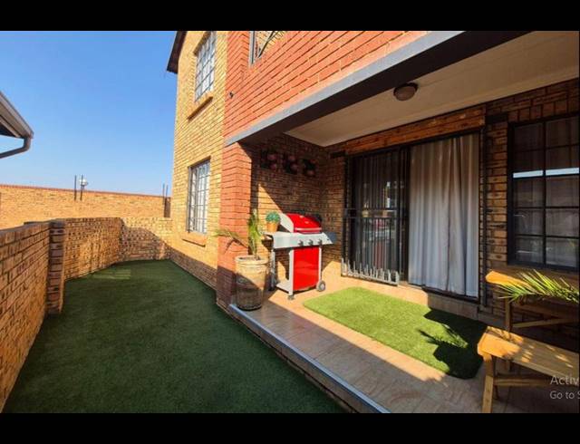 2 BEDROOM TOWNHOUSE FOR SALE IN GOLF PARK